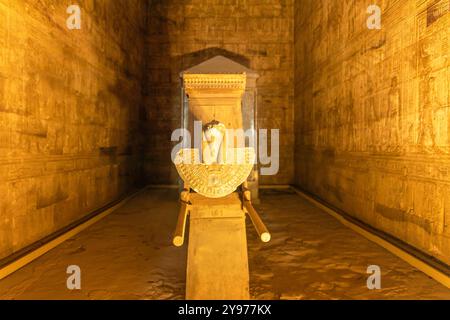 Erkunden Sie die heilige Solarkahn von Ra im Tempel des Horus in Edfu, ein prächtiges Schiff, das den Gott auf seine nächtliche Reise transportieren soll. Stockfoto