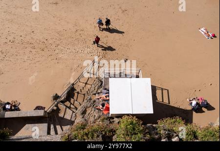 Saint-Malo (Bretagne, Nordwestfrankreich): Strand plage du Mole von der Stadtmauer aus gesehen. Touristen genießen die Sonne und Muschelsammler auf der bea Stockfoto