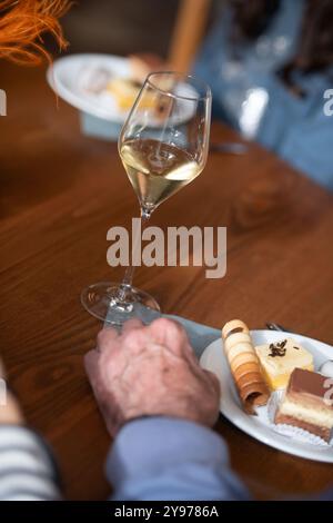 Saint-Péray (Südostfrankreich): Weinprobe auf dem Weingut Domaine Alain Voge. Weine aus dem Rhône-Tal, süße Speisen und Sekt Stockfoto