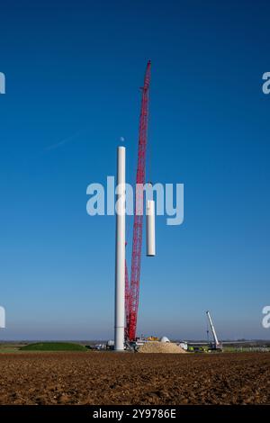 Andilly (Zentralwestfrankreich): Montage von Windkraftanlagen. Installation von 3 Windturbinen in der Stadt als Teil des Antriebs zur Energiegewinnung Stockfoto