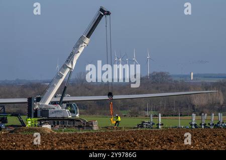 Andilly (Zentralwestfrankreich): Montage von Windkraftanlagen. Installation von 3 Windturbinen in der Stadt als Teil des Antriebs zur Energiegewinnung Stockfoto