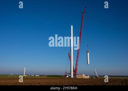 Andilly (Zentralwestfrankreich): Montage von Windkraftanlagen. Installation von 3 Windturbinen in der Stadt als Teil des Antriebs zur Energiegewinnung Stockfoto