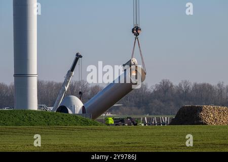 Andilly (Zentralwestfrankreich): Montage von Windkraftanlagen. Installation von 3 Windturbinen in der Stadt als Teil des Antriebs zur Energiegewinnung Stockfoto