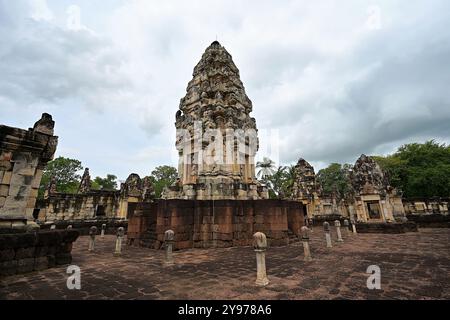 Blick auf den Hauptturm von Sadok Kok Thom, von der südwestlichen Ecke des Innenhof, dem größten angkorianischen Tempel im Osten Thailands Stockfoto