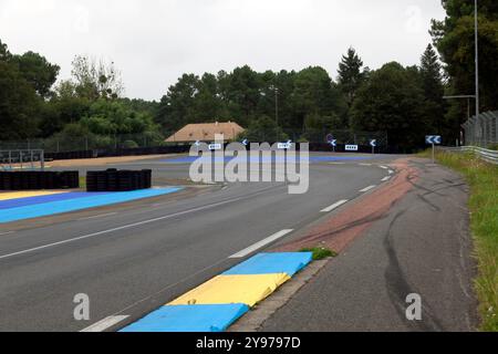 Eine von zwei Schikanen wurde auf der Mulsanne-Geraden hinzugefügt, um die Fahrzeuge aus Sicherheitsgründen zu verlangsamen, auf dem 24-Stunden-Kurs von Le Mans in Frankreich Stockfoto