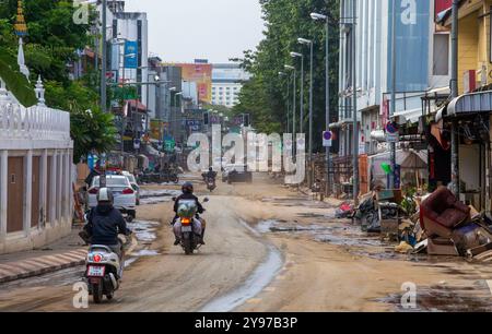 Die Dorfbewohner fahren eine Straße, die mit Schlamm und Staub aus dem zurückziehenden Wasser bedeckt ist, nachdem die Überschwemmungen nachgelassen haben. Die Bewohner von Chiang Mai beginnen, ihr normales Leben wieder aufzunehmen, nachdem die Überschwemmungssituation abgeklungen ist. Sie haben jedoch immer noch Schwierigkeiten im Alltag, besonders wenn sie auf Straßen fahren, die mit Schlamm und Staub bedeckt sind, die von den zurückziehenden Gewässern zurückgelassen werden, was das Reisen unangenehm macht. Darüber hinaus ist Müll in der ganzen Stadt verstreut, da die Bewohner Gegenstände entsorgen, die durch die Überschwemmungen beschädigt wurden, die überall zu sehen sind. (Foto: Pongmanat Tasiri/SOPA Images/SIPA USA) Stockfoto