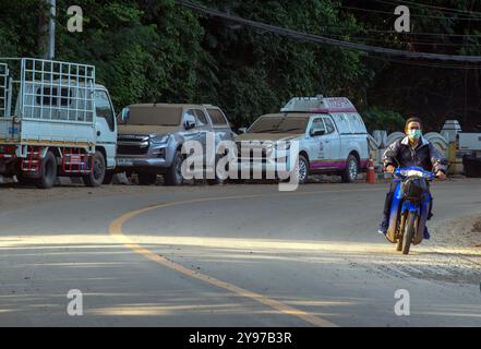 Die Autos sind mit Staub bedeckt, der von dem zurückziehenden Wasser nach dem Abklingen der Überschwemmungen stammt. Die Bewohner von Chiang Mai beginnen, ihr normales Leben wieder aufzunehmen, nachdem die Überschwemmungssituation abgeklungen ist. Sie haben jedoch immer noch Schwierigkeiten im Alltag, besonders wenn sie auf Straßen fahren, die mit Schlamm und Staub bedeckt sind, die von den zurückziehenden Gewässern zurückgelassen werden, was das Reisen unangenehm macht. Darüber hinaus ist Müll in der ganzen Stadt verstreut, da die Bewohner Gegenstände entsorgen, die durch die Überschwemmungen beschädigt wurden, die überall zu sehen sind. (Foto: Pongmanat Tasiri/SOPA Images/SIPA USA) Stockfoto