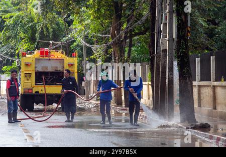 Beamte der Regierungsbehörde sprühten Wasser, um die Straßen zu reinigen, nachdem das Wasser zurückgegangen war. Die Bewohner von Chiang Mai beginnen, ihr normales Leben wieder aufzunehmen, nachdem die Überschwemmungssituation abgeklungen ist. Sie haben jedoch immer noch Schwierigkeiten im Alltag, besonders wenn sie auf Straßen fahren, die mit Schlamm und Staub bedeckt sind, die von den zurückziehenden Gewässern zurückgelassen werden, was das Reisen unangenehm macht. Darüber hinaus ist Müll in der ganzen Stadt verstreut, da die Bewohner Gegenstände entsorgen, die durch die Überschwemmungen beschädigt wurden, die überall zu sehen sind. (Foto: Pongmanat Tasiri/SOPA Images/SIPA USA) Stockfoto