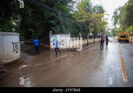 Beamte der Regierungsbehörde werden gesehen, wie sie Wasser spritzen, um die Böden und Straßen zu reinigen, nachdem die Überschwemmungen zurückgegangen sind. Die Bewohner von Chiang Mai beginnen, ihr normales Leben wieder aufzunehmen, nachdem die Überschwemmungssituation abgeklungen ist. Sie haben jedoch immer noch Schwierigkeiten im Alltag, besonders wenn sie auf Straßen fahren, die mit Schlamm und Staub bedeckt sind, die von den zurückziehenden Gewässern zurückgelassen werden, was das Reisen unangenehm macht. Darüber hinaus ist Müll in der ganzen Stadt verstreut, da die Bewohner Gegenstände entsorgen, die durch die Überschwemmungen beschädigt wurden, die überall zu sehen sind. (Foto: Pongmanat Tasiri/SOPA Images/SIPA USA) Stockfoto