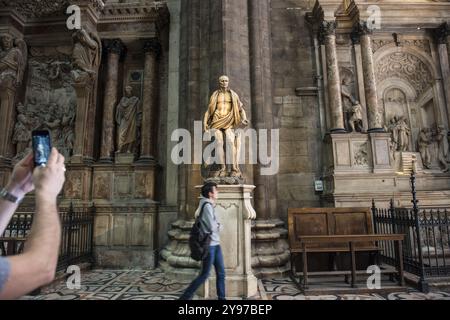 ITALIEN. LOMBARDEI. MAILAND. STATUE DES HEILIGEN BARTHOLOMÄUS (MIT DEM BILDHAUER MARCO D'AGRATE), IM QUERSCHIFF DES DOMS (KATHEDRALE) Stockfoto