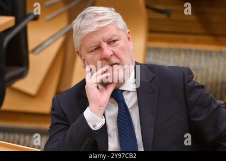 Edinburgh Schottland, Vereinigtes Königreich 08. Oktober 2024. Kabinettssekretär für Verfassung, Auswärtige Angelegenheiten und Kultur Angus Robertson MSP im schottischen Parlament Stockfoto