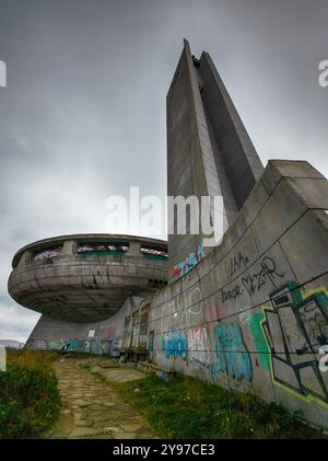 Auf dem Gipfel von Buzludzha befindet sich das Gedenkhaus der Kommunistischen Partei Bulgariens. Verlassene kommunistische Gebäude auf dem Balkan Berg Stockfoto