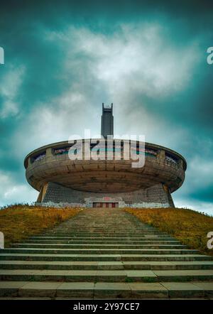 Auf dem Gipfel von Buzludzha befindet sich das Gedenkhaus der Kommunistischen Partei Bulgariens. Verlassene kommunistische Gebäude auf dem Balkan Berg Stockfoto