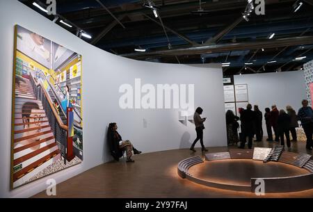 Paris, 9. Okt. Februar 2025. Die Besucher besuchen die Ausstellung „China: Eine neue Generation von Künstlern“ während einer Pressetour im Centre Pompidou in Paris, Frankreich, 8. Oktober 2024. Die Ausstellung mit Werken chinesischer Künstler, die zwischen den späten 1970er und frühen 1990er Jahren geboren wurden, ist vom 9. Oktober 2024 bis zum 3. Februar 2025 für die Öffentlichkeit zugänglich. Quelle: Gao Jing/Xinhua/Alamy Live News Stockfoto