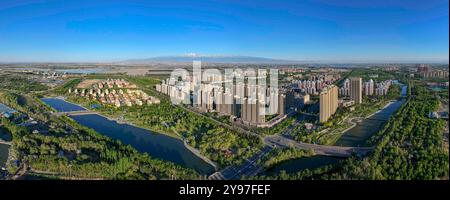 Ürümqi. Mai 2024. Ein Luftbild der Panoramadrohne, aufgenommen am 9. Mai 2024, zeigt eine Stadtansicht auf Wujiaqu, die autonome Region Xinjiang Uygur im Nordwesten Chinas. Quelle: Hu Huhu/Xinhua/Alamy Live News Stockfoto