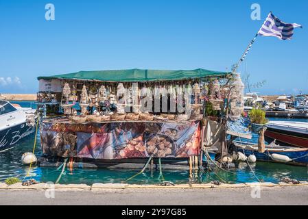 Souvenirladen Griechenland, Blick auf ein schwimmendes touristisches Souvenirgeschäft in der Altstadt venezianischem Hafenviertel von Chania (Hania), Kreta, Griechenland Stockfoto