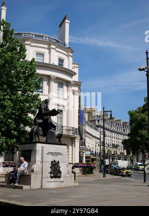 London – 15. Juni 2022: Statue, die Sir Robert Grosvenor gewidmet ist, an der Kreuzung von Grosvenor Cres, Wilton Cres und Belgrave Square Stockfoto