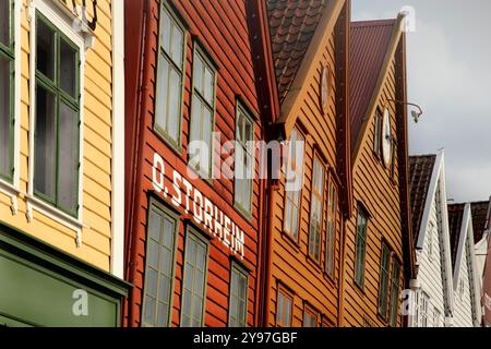 Traditionelle Holzgebäude an der Hanseatic Wharf, Bryggen, Bergen, Norwegen. Stockfoto