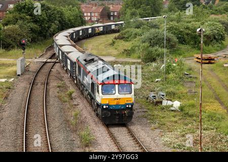 GB Railfreight Class 66 Lok 66747 bringt die 6Z71 0445 Rylstone Tilcon am 24.06.2014 über Scunthorpe nach Scunthorpe. Stockfoto