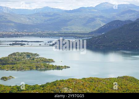 Landschaft vom Ufer des Slano-Sees: Blick auf das Wasser des künstlichen Stausees mit Inseln, Bergen und der Stadt Niksic in der Ferne Stockfoto