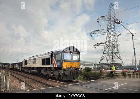 GB Railfreight Class 66 Lok 66780 bringt den 6Z71 0445 Rylstone Tilcon zum Scunthorpe Aggregat Service am 24.07.24 vorbei am Kraftwerk Keadby 2. Stockfoto