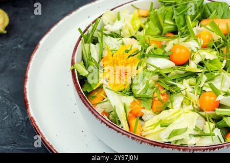 Einfache und leckere Gerichte aus Wildpflanzen. Grünes Kochen. Stockfoto