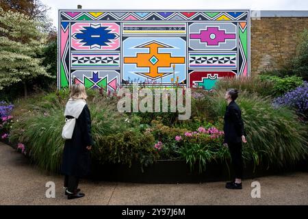 London, Großbritannien. 9. Oktober 2024. Das standortspezifische Wandbild von Esther Mahlangu „Umuntu ngumuntu ngabantu“, 2024, wird im Garten von Serpentine North enthüllt. Es ist das erste öffentliche Kunstwerk des südafrikanischen Künstlers in Großbritannien. Die Arbeiten sind bis zum 28. September 2025 zu sehen. Quelle: Stephen Chung / Alamy Live News Stockfoto