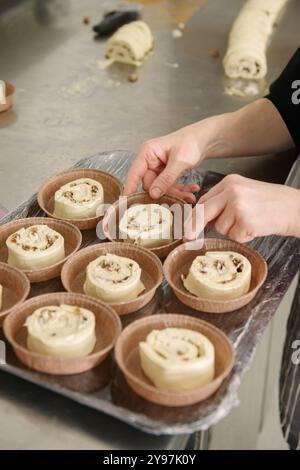 Nahaufnahme von Bäckerhänden, Bäckerei und Konditorei. Professioneller Konditor, der in einer Bäckerei arbeitet. Stockfoto