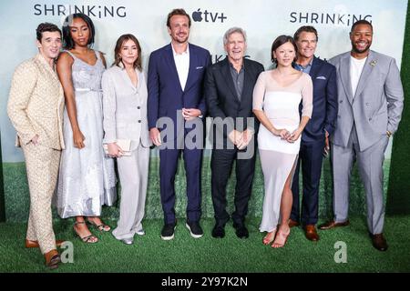 West Hollywood, Usa. Oktober 2024. WEST HOLLYWOOD, LOS ANGELES, KALIFORNIEN, USA - OKTOBER 08: Michael Urie, Jessica Williams, Christa Miller, Harrison Ford, Jason Segel, Lukita Maxwell, Ted McGinleya und Luke Tennie treffen am 8. Oktober 2024 im Pacific Design Center in West Hollywood, Los Angeles, Kalifornien, USA, zur Weltpremiere der „Shrinking“-Staffel 2 der Apple TV Series ein. (Foto: Xavier Collin/Image Press Agency) Credit: Image Press Agency/Alamy Live News Stockfoto