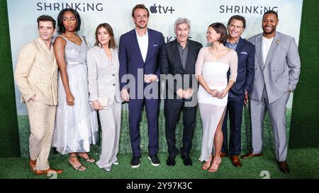 West Hollywood, Usa. Oktober 2024. WEST HOLLYWOOD, LOS ANGELES, KALIFORNIEN, USA - OKTOBER 08: Michael Urie, Jessica Williams, Christa Miller, Harrison Ford, Jason Segel, Lukita Maxwell, Ted McGinleya und Luke Tennie treffen am 8. Oktober 2024 im Pacific Design Center in West Hollywood, Los Angeles, Kalifornien, USA, zur Weltpremiere der „Shrinking“-Staffel 2 der Apple TV Series ein. (Foto: Xavier Collin/Image Press Agency) Credit: Image Press Agency/Alamy Live News Stockfoto