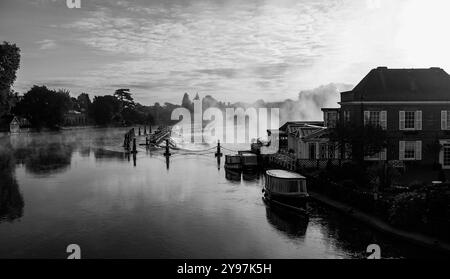 Marlow UK 4. Oktober - Nebel steigt morgens bei Marlow in Buckinghamshire über die Themse auf Stockfoto