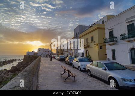 Das letzte Licht beleuchtet das historische Zentrum der antiken Stadt Gallipoli, Halbinsel Salento, Provinz Lecce, Apulien, Italien Stockfoto