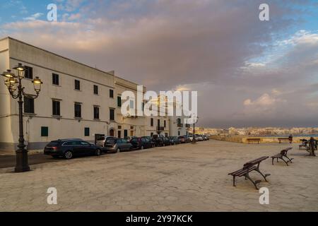 Das letzte Licht beleuchtet das historische Zentrum der antiken Stadt Gallipoli, Halbinsel Salento, Provinz Lecce, Apulien, Italien Stockfoto