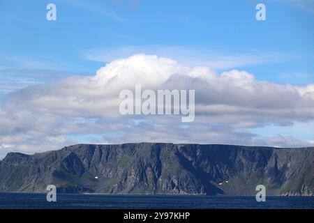 Blick auf die steile Mauer des Nordkap Plateaus - am Nordkap, Norwegen Stockfoto