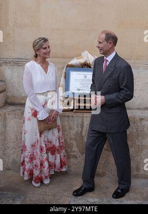 Der Herzog und die Herzogin von Edinburgh enthüllten eine Gedenktafel zur Restaurierung der Glocken der Kathedrale, nachdem sie am dritten Tag einer königlichen Tour durch Malta anlässlich des 60. Jahrestages der Unabhängigkeit des Landes und des gemeinsamen Erbes des Landes und der fortgesetzten Zusammenarbeit mit Großbritannien an einem ökumenischen Gottesdienst in der St Paul's Anglican Pro-Cathedral in Valletta teilgenommen hatten. Bilddatum: Mittwoch, 9. Oktober 2024. Stockfoto