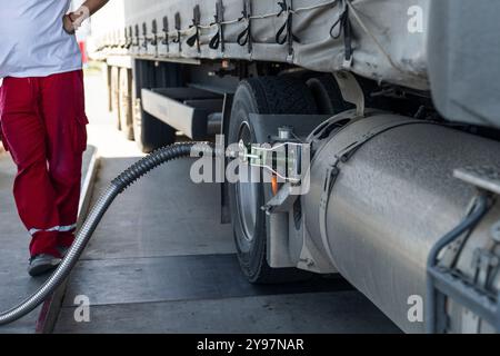 Auftanken von Sattelfahrzeugen mit Tank für Flüssigerdgas (LNG). Stockfoto