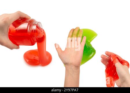 Rotes Schleimspielzeug in der weiblichen Hand isoliert auf weiß. Draufsicht. Stockfoto