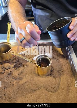 Zubereitung von traditionellem Kaffee in Izhimans Kaffeestation auf dem alten Bahnhofsgelände in Jerusalem, Israel. Stockfoto