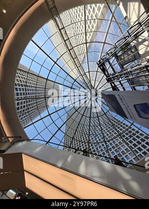 Die Azrieli Türme vom Azrieli Einkaufszentrum in Tel Aviv, Israel. Stockfoto