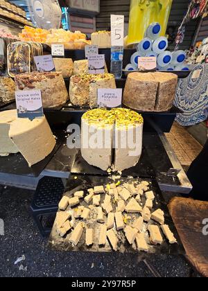 Ein Süßwarenhändler, der Halva, Turkish Delight und andere Süßigkeiten auf dem Carmel Market in Tel Aviv, Israel, verkauft. Stockfoto