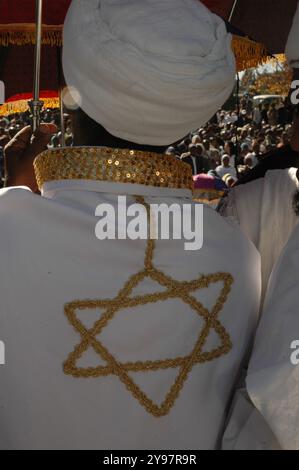 Ein Kahen oder jüdischer Priester der äthiopischen Beta Israel Jüdischen Gemeinde, in traditioneller Kleidung während des Sigd-Festivals in Jerusalem, Israel. Stockfoto