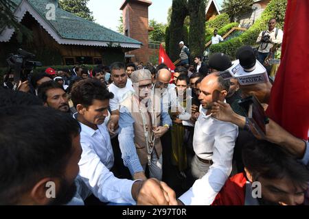 Srinagar, Jammu Und Kaschmir, Indien. Oktober 2024. Omar Abdullah, der Parteichef der Jammu und der Kashmir National Conference (JKNC), wird einen Tag nach seinem Sieg bei den Kommunalwahlen in Srinagar am 9. Oktober 2024 von Anhängern mit Girlanden in seiner Residenz begrüßt. Kaschmir unter der indischen Verwaltung wurde am 8. Oktober gewählt, seine erste Regierung seit das widerspenstige Himalaya-Territorium unter die direkte Kontrolle von Neu-Delhi gebracht wurde, da die Wähler Oppositionsparteien unterstützten, um ihre Regionalversammlung zu führen (Credit Image: © Basit Zargar/ZUMA Press Wire). Nicht für kommerzielle ZWECKE! Stockfoto