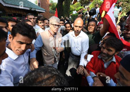 Srinagar, Jammu Und Kaschmir, Indien. Oktober 2024. Omar Abdullah, der Parteichef der Jammu und der Kashmir National Conference (JKNC), wird einen Tag nach seinem Sieg bei den Kommunalwahlen in Srinagar am 9. Oktober 2024 von Anhängern mit Girlanden in seiner Residenz begrüßt. Kaschmir unter der indischen Verwaltung wurde am 8. Oktober gewählt, seine erste Regierung seit das widerspenstige Himalaya-Territorium unter die direkte Kontrolle von Neu-Delhi gebracht wurde, da die Wähler Oppositionsparteien unterstützten, um ihre Regionalversammlung zu führen (Credit Image: © Basit Zargar/ZUMA Press Wire). Nicht für kommerzielle ZWECKE! Stockfoto