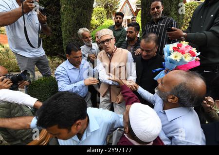 Srinagar, Jammu Und Kaschmir, Indien. Oktober 2024. Omar Abdullah, der Parteichef der Jammu und der Kashmir National Conference (JKNC), wird einen Tag nach seinem Sieg bei den Kommunalwahlen in Srinagar am 9. Oktober 2024 von Anhängern mit Girlanden in seiner Residenz begrüßt. Kaschmir unter der indischen Verwaltung wurde am 8. Oktober gewählt, seine erste Regierung seit das widerspenstige Himalaya-Territorium unter die direkte Kontrolle von Neu-Delhi gebracht wurde, da die Wähler Oppositionsparteien unterstützten, um ihre Regionalversammlung zu führen (Credit Image: © Basit Zargar/ZUMA Press Wire). Nicht für kommerzielle ZWECKE! Stockfoto