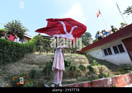 Srinagar, Jammu Und Kaschmir, Indien. Oktober 2024. Ein Mädchen schwingt die nationale Konferenzflagge in der Residenz von omar Abdullah, einen Tag nach seinem Sieg bei den Kommunalwahlen in Srinagar am 9. Oktober 2024. Kaschmir unter der indischen Verwaltung wurde am 8. Oktober gewählt, seine erste Regierung seit das widerspenstige Himalaya-Territorium unter die direkte Kontrolle von Neu-Delhi gebracht wurde, da die Wähler Oppositionsparteien unterstützten, um ihre Regionalversammlung zu führen (Credit Image: © Basit Zargar/ZUMA Press Wire). Nicht für kommerzielle ZWECKE! Stockfoto