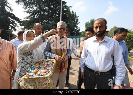 Srinagar, Jammu Und Kaschmir, Indien. Oktober 2024. Omar Abdullah, der Parteichef der Jammu und der Kashmir National Conference (JKNC), wird einen Tag nach seinem Sieg bei den Kommunalwahlen in Srinagar am 9. Oktober 2024 von Anhängern mit Girlanden in seiner Residenz begrüßt. Kaschmir unter der indischen Verwaltung wurde am 8. Oktober gewählt, seine erste Regierung seit das widerspenstige Himalaya-Territorium unter die direkte Kontrolle von Neu-Delhi gebracht wurde, da die Wähler Oppositionsparteien unterstützten, um ihre Regionalversammlung zu führen (Credit Image: © Basit Zargar/ZUMA Press Wire). Nicht für kommerzielle ZWECKE! Stockfoto