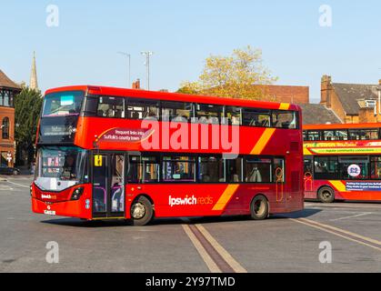 Ipswich Reds Doppeldecker Wright StreetDeck Micro Hybrid Bus, Old Cattle Market Busstation, Ipswich, Suffolk, England, Großbritannien Stockfoto