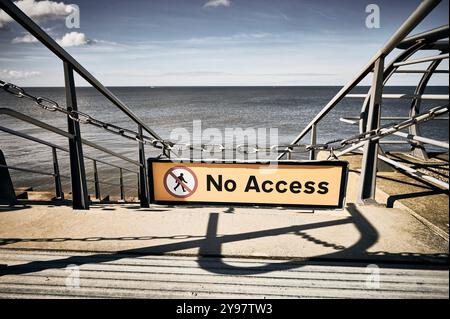 Kein Zugang zum Strand bei Flut in Edinburghs, Großbritannien Stockfoto