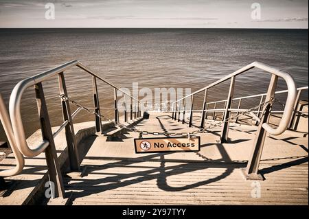 Kein Zugang zum Strand bei Flut in Edinburghs, Großbritannien Stockfoto