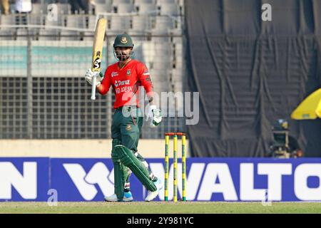 Litton Kumar das feiert seine fünfzig Läufe in Bangladesch und Afghanistan beim Sher-E-Bangla National Cricket Stockfoto